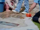 Kinderen spelen buiten met water