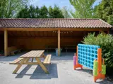 Een picknicktafel en een speeltoestel voor kinderen