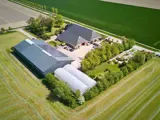 Een dronebeeld van de faciliteiten die Tjariestee gebruikt