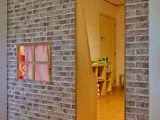 Een kamer die fungeert als een PLUS-winkel waar de kinderen kunnen doen alsof