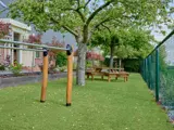 De achterkant van de Tjarietstee met wat groen